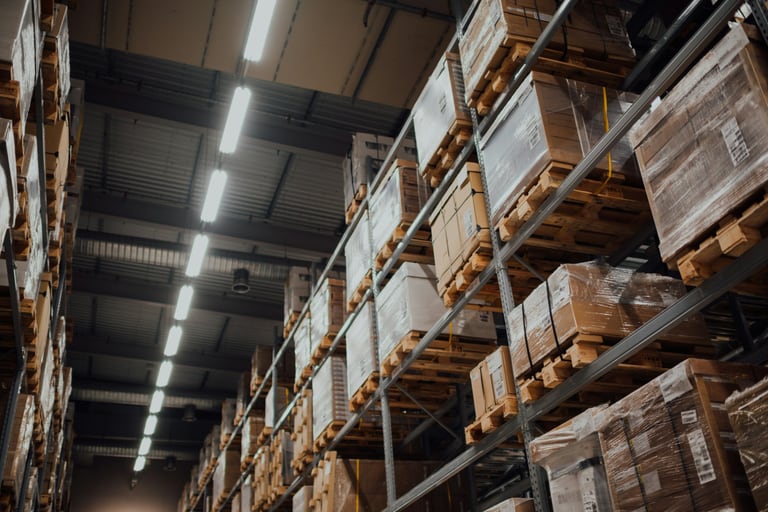 Hochregallager mit verpackten Waren auf Paletten