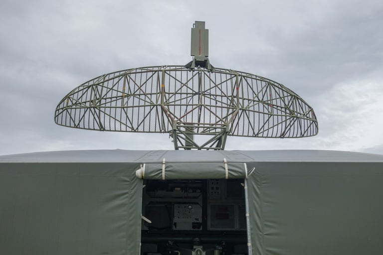 Mobile taktische Anlage unter bewölktem Himmel