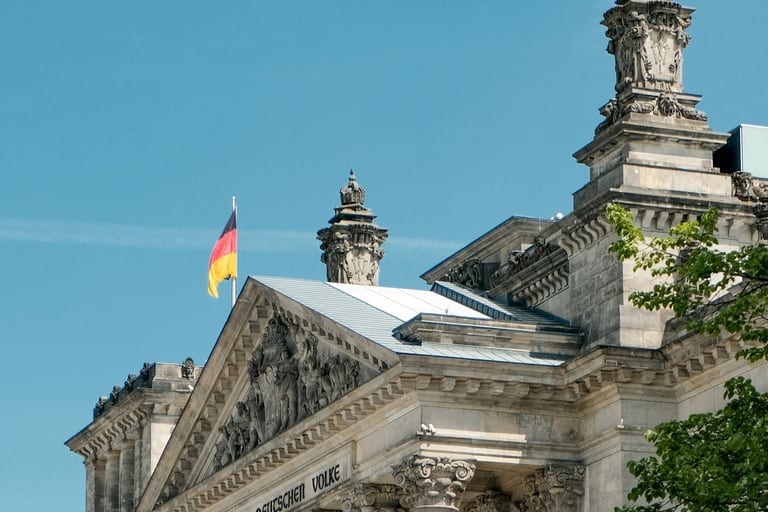 Detailansicht des Reichstagsgebäudes mit deutscher Flagge