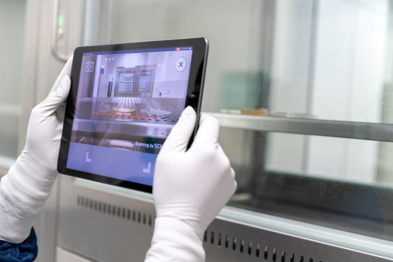 Tablet beim Scannen einer Probe in einer Laborumgebung