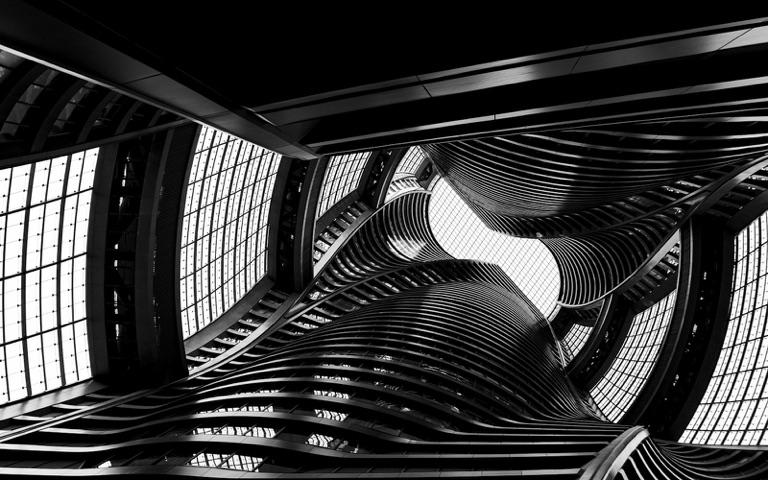 Kontrastreiche Architektur mit klaren Linien und Ebenen
