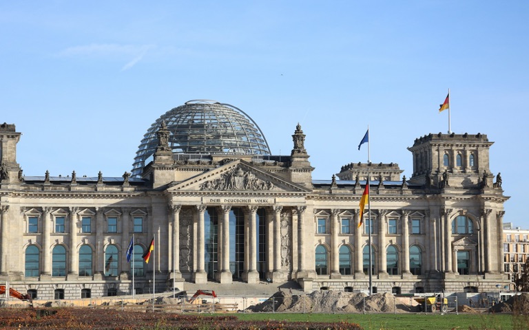 Reichstagsgebäude in Berlin mit gläserner Kuppel
