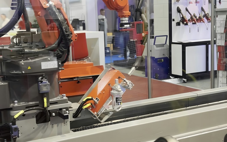 Industrieroboter in einer automatisierten Fertigungszelle