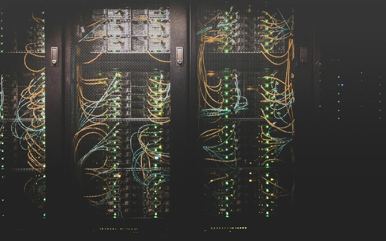 Strukturierte Netzwerkverkabelung in einem Technikschrank