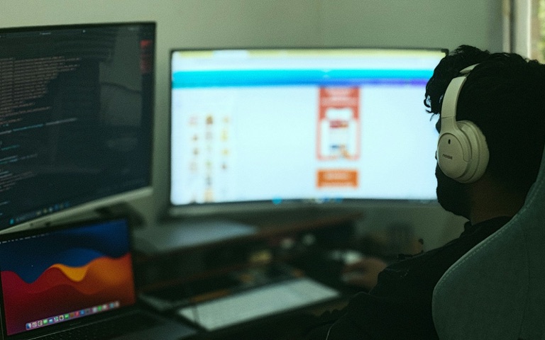 Arbeitsplatz für Softwareentwicklung mit mehreren Monitoren